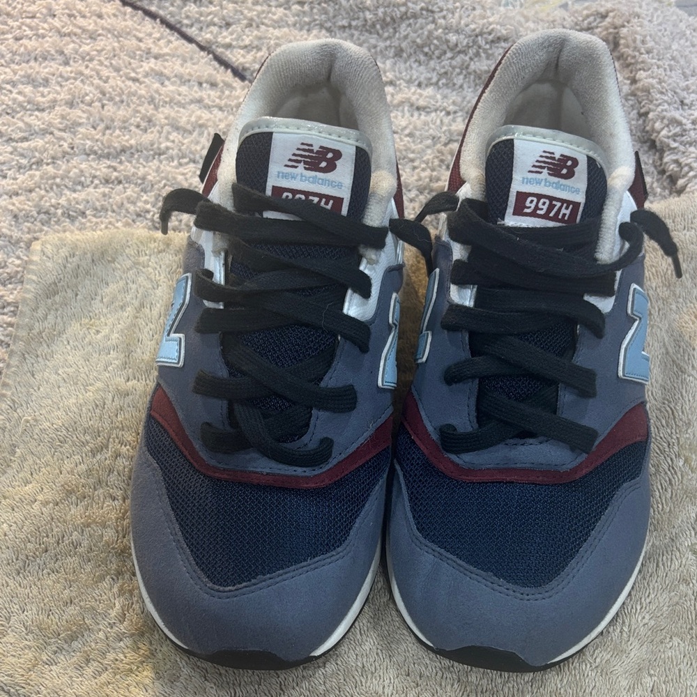 New Balance Big Kids or WomensSneakers Size 7/ women 8.5
